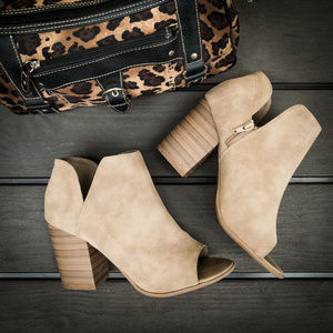 SODA Peep Toe Booties Tan Suede Sz. 10 (A15)